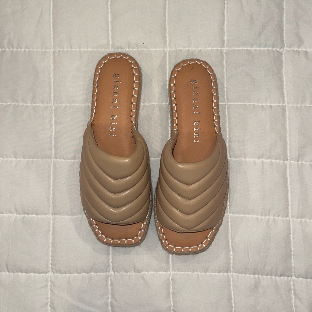 Gianni Bini Tan Quilted Slides Quilted Size 5.5
